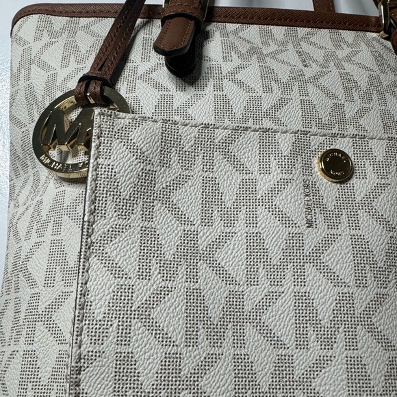 NWT MICHAEL KORS MEDIUM SNAP POCKET TOTE. CREAM/BROWN. - Picture 2 of 10